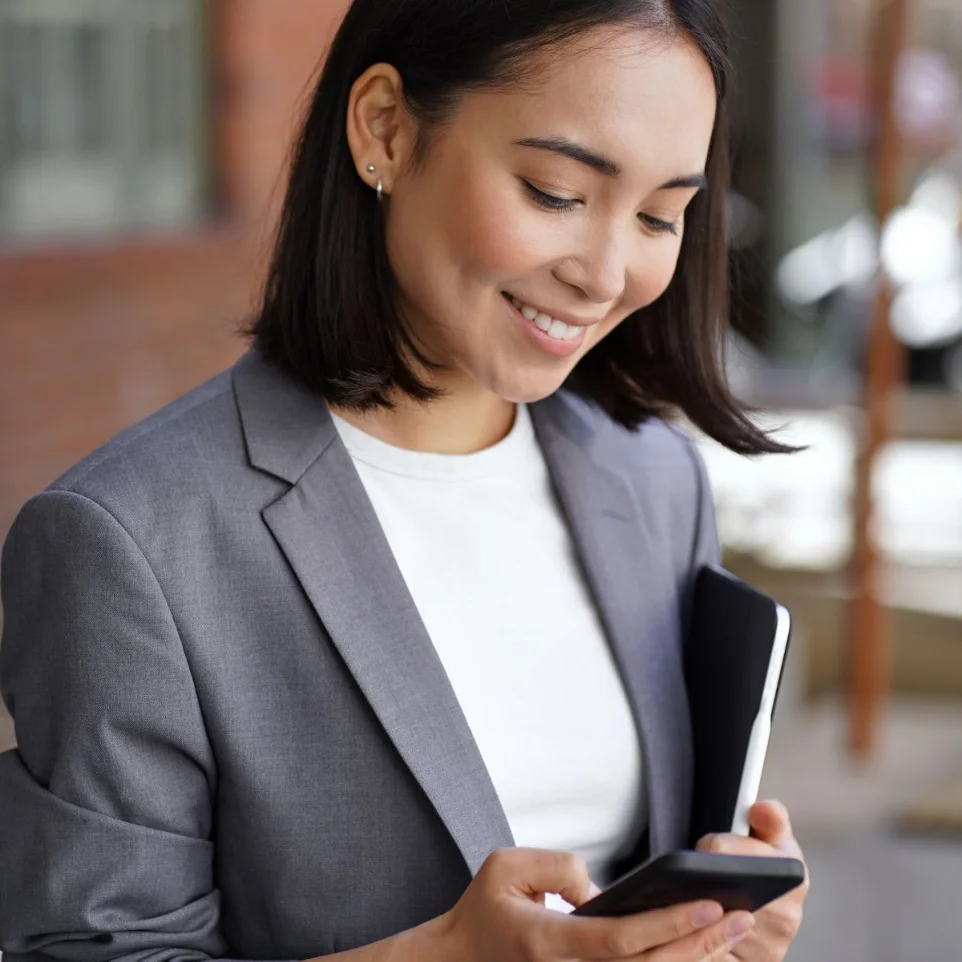 Agent texting a lead from their phone